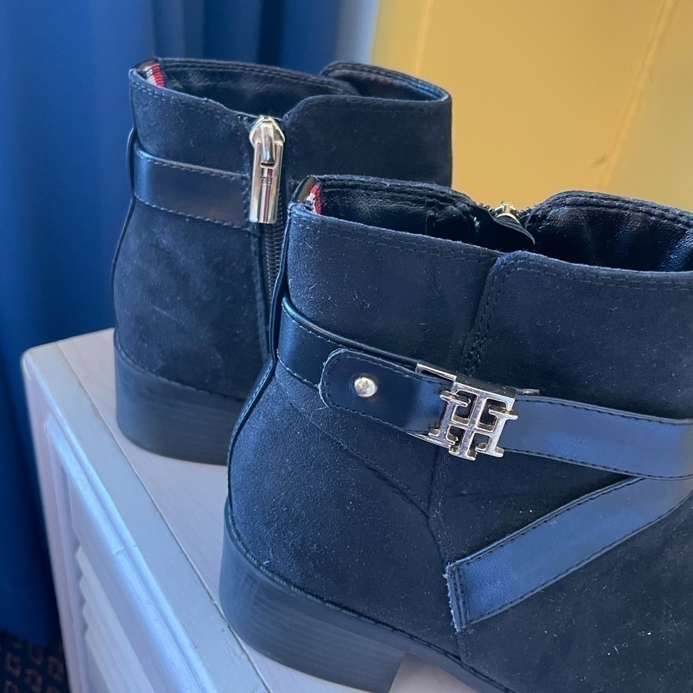 TOMMY HILFIGER Women’s Shoe Flat Ankle Booties Black Suede Gold Accents Size 6.5 - Picture 10 of 10